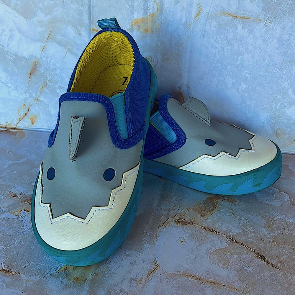 Toddler boys shark slip ons